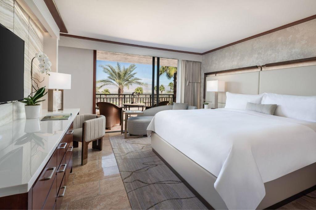 the ritz carlton rancho duża sypialnia w jasnych kolorach