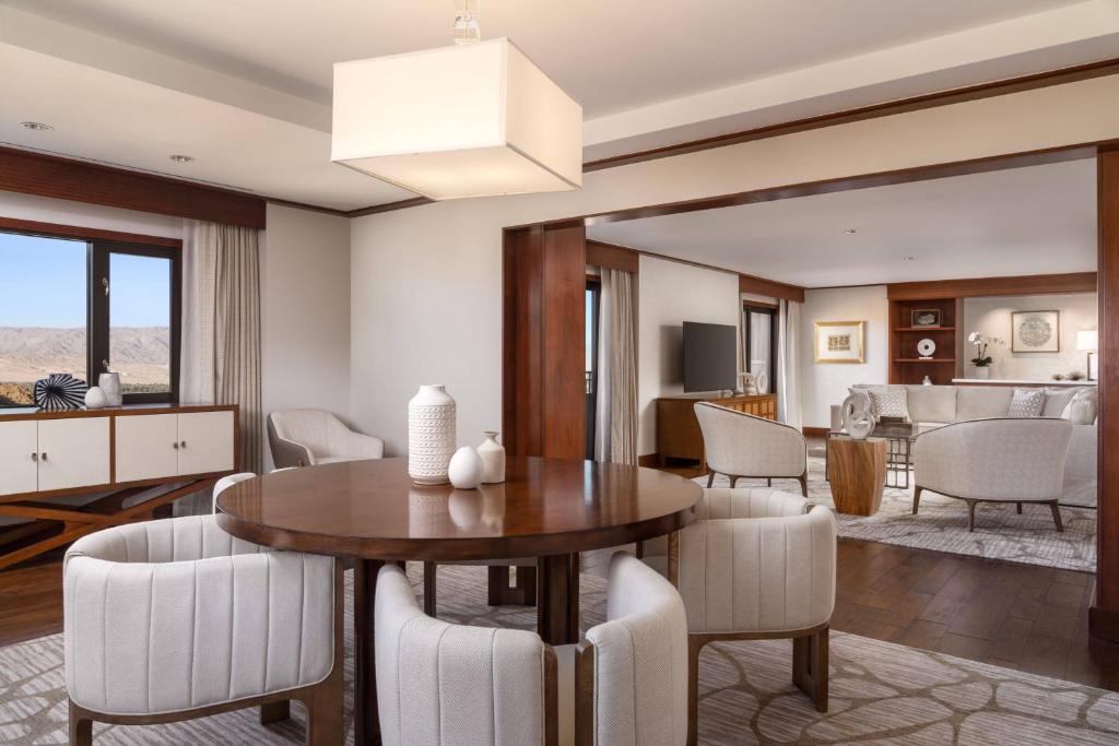 the ritz carlton rancho jadalnia połączona z salonem