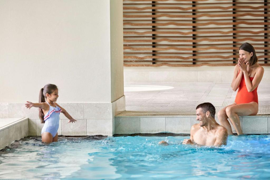 the ritz carlton toronto rodzina - mama tata i córka spędzają czas w hotelowym basenie