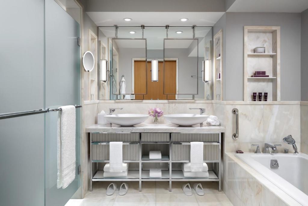 the ritz carlton toronto łazienka z dwoma zlewami, wanna