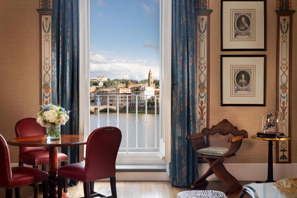 the st regis florence widok na miasto z urokliwego balkonu