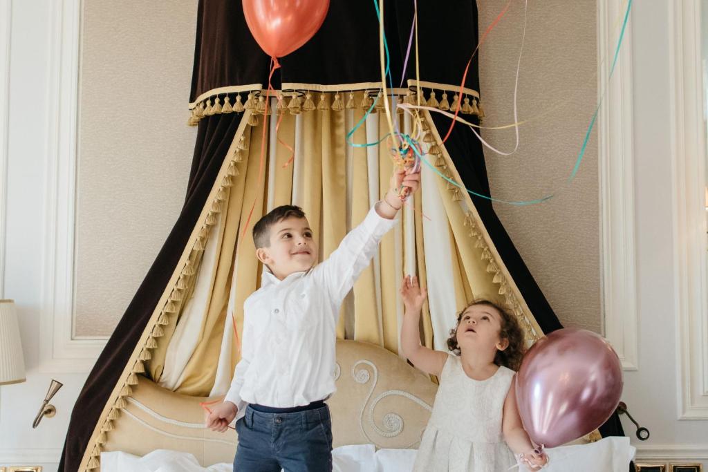 the st regis florence dzieci bawiące się na łóżku