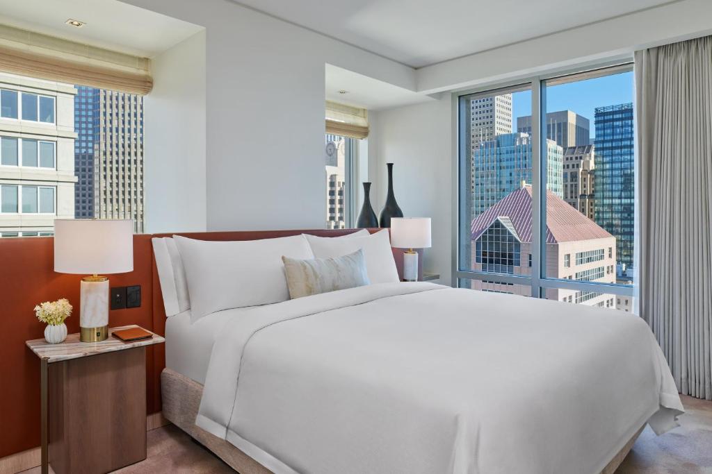 the st regis san francisco sypialnia z podwójnym łóżkiem i widokiem na miasto