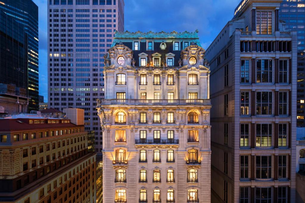 the st regis new york wygląd budynku na tle wieżowców