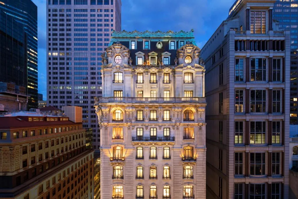 Внешний вид здания St Regis New York на фоне небоскребов.