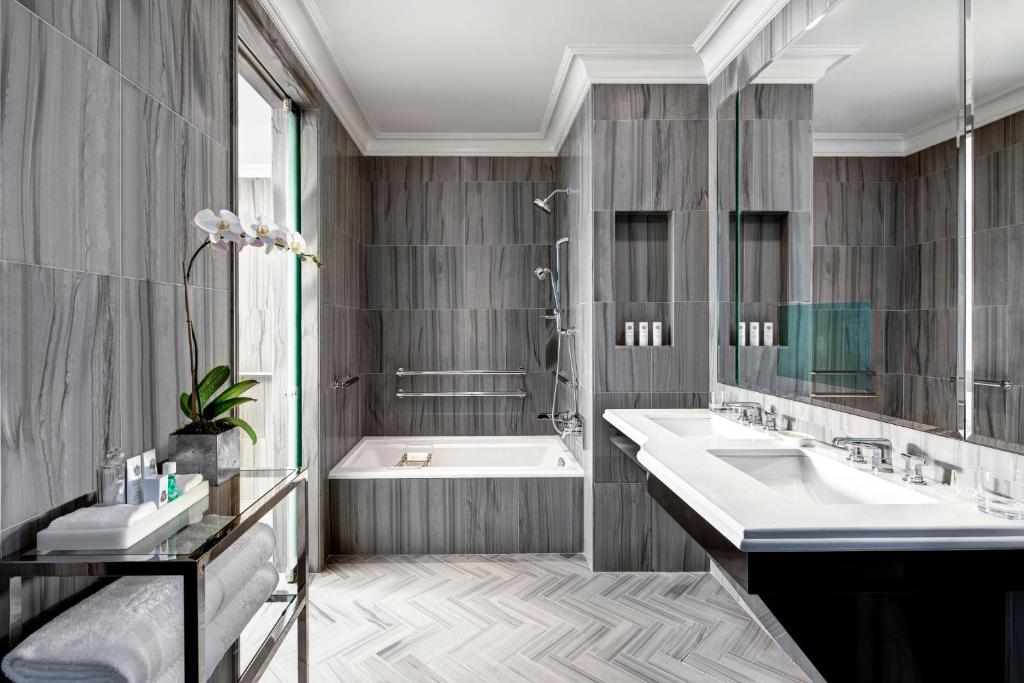 the st regis new york wanna w łazience z prysznicem