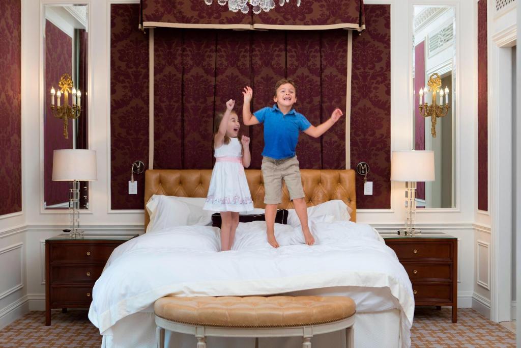 the st regis new york dzieci bawiące się na łóżku