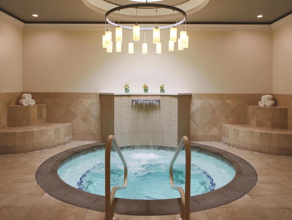 waldorf astoria monarch jacuzzi