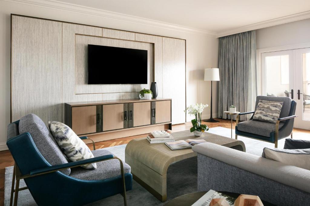 waldorf astoria monarch salon z kanapą, fotelami i telewizorem