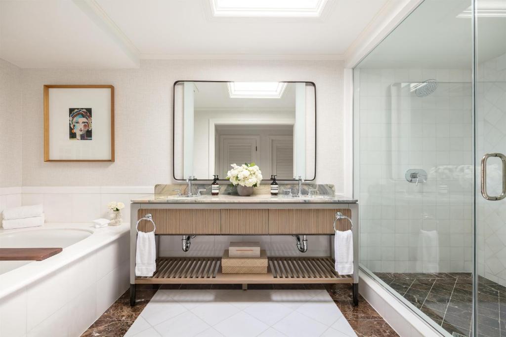 waldorf astoria monarch łazienka z dużym lustrem