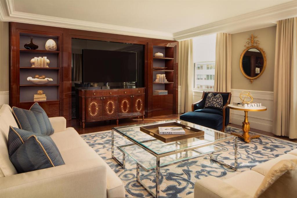 waldorf astoria new york salon w ciemno brązowym drewnie