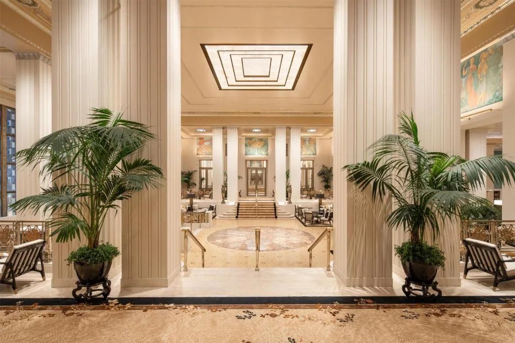 Патио отеля Waldorf Astoria New York
