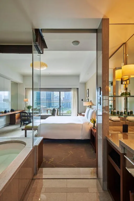 Отель Palace Hotel Tokyo, вид из ванной комнаты, спальни и вид на город.