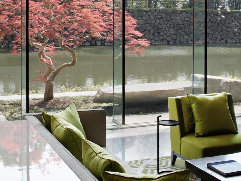 palace hotel tokyo widok na ogórd z drzewami wiśni z tarasu hotelowego