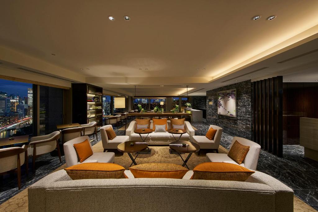 palace hotel tokyo duży i przestronny salon w apartamencie