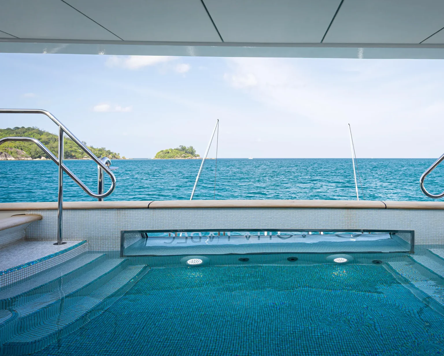 aql interiors 20 outdoor jacuzzi d.png