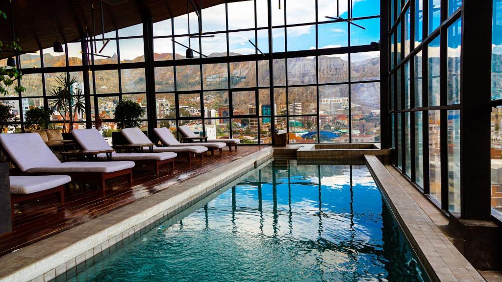 atix hotel la paz basen wewnętrzny z przeszkleniem i widokiem na miasto