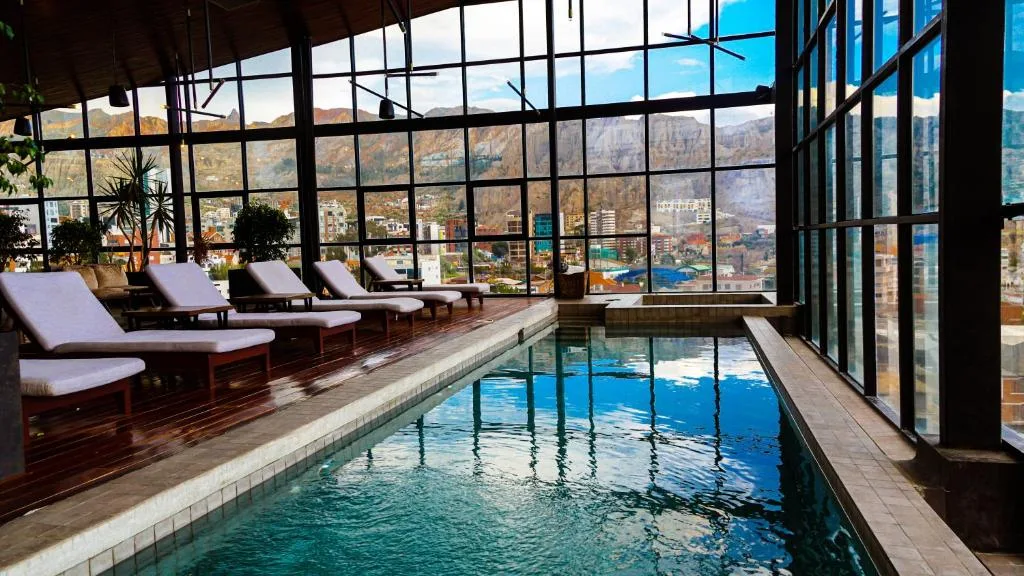 atix hotel la paz basen wewnętrzny z przeszkleniem i widokiem na miasto