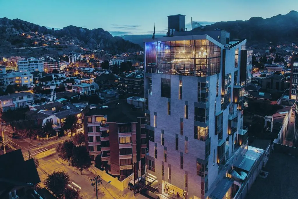atix hotel la paz budynek hotelu oświetlony z lotu ptaka