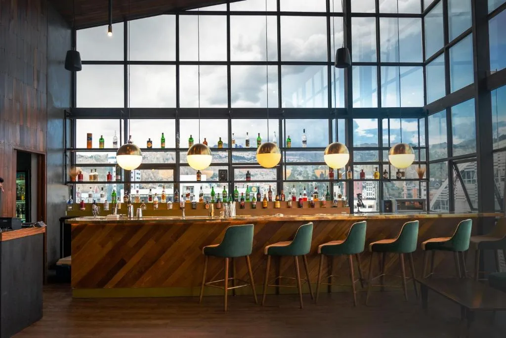 atix hotel la paz bar restauracyjny podświetlony lampami