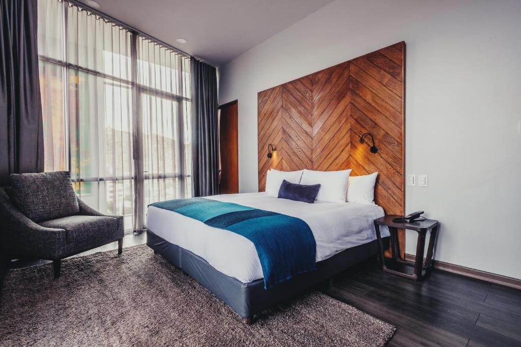 atix hotel la paz sypialnia w kolorach ciemnego drewna z akcentami niebieskiego