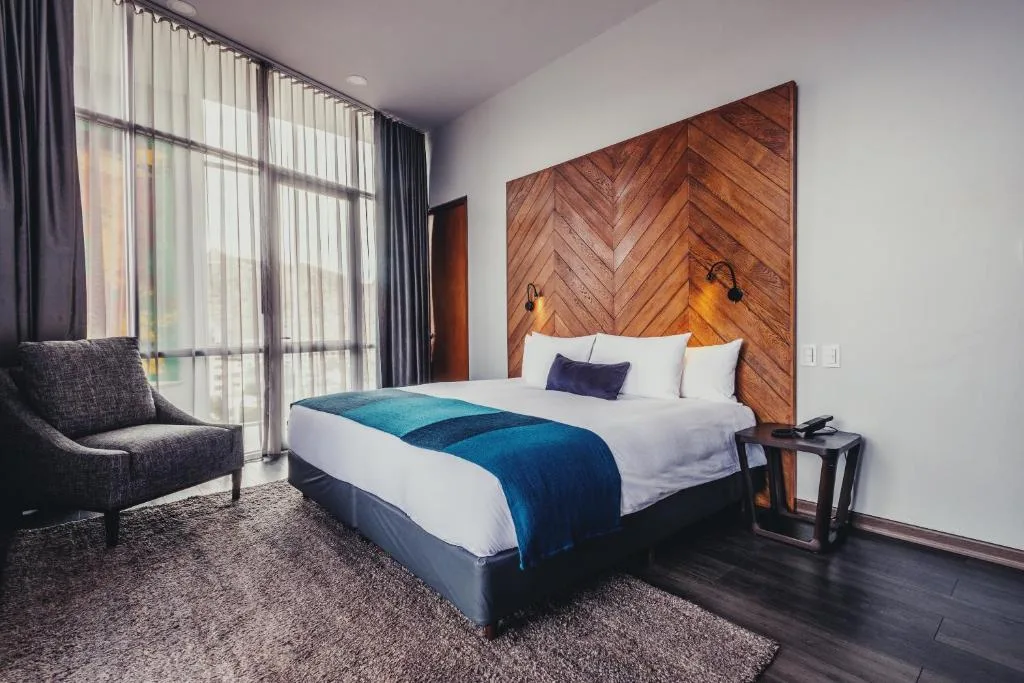 atix hotel la paz sypialnia w kolorach ciemnego drewna z akcentami niebieskiego