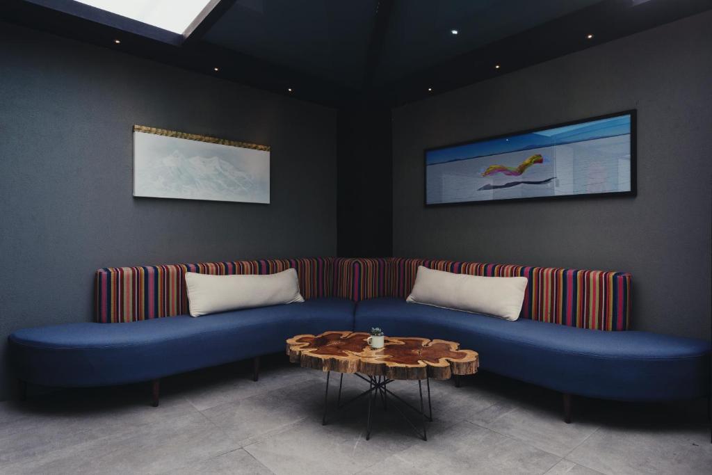 atix hotel la paz lodge hotelu - kanapa i stół