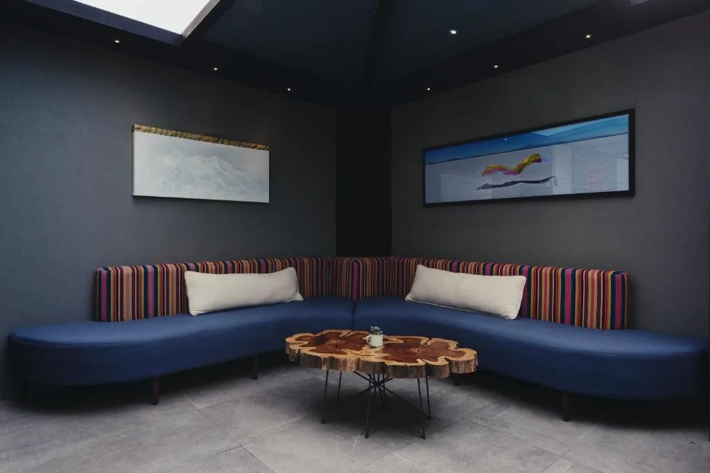 atix hotel la paz lodge hotelu - kanapa i stół
