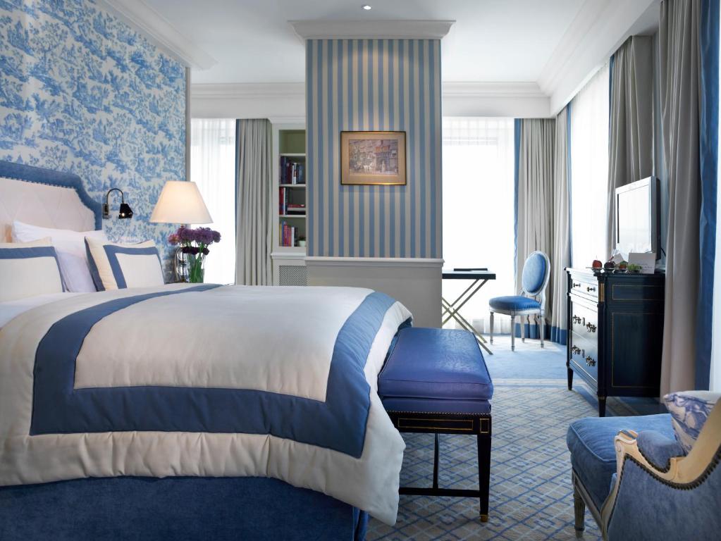 hotel sacher wien sypialnia z salonem w błękitnych barwach