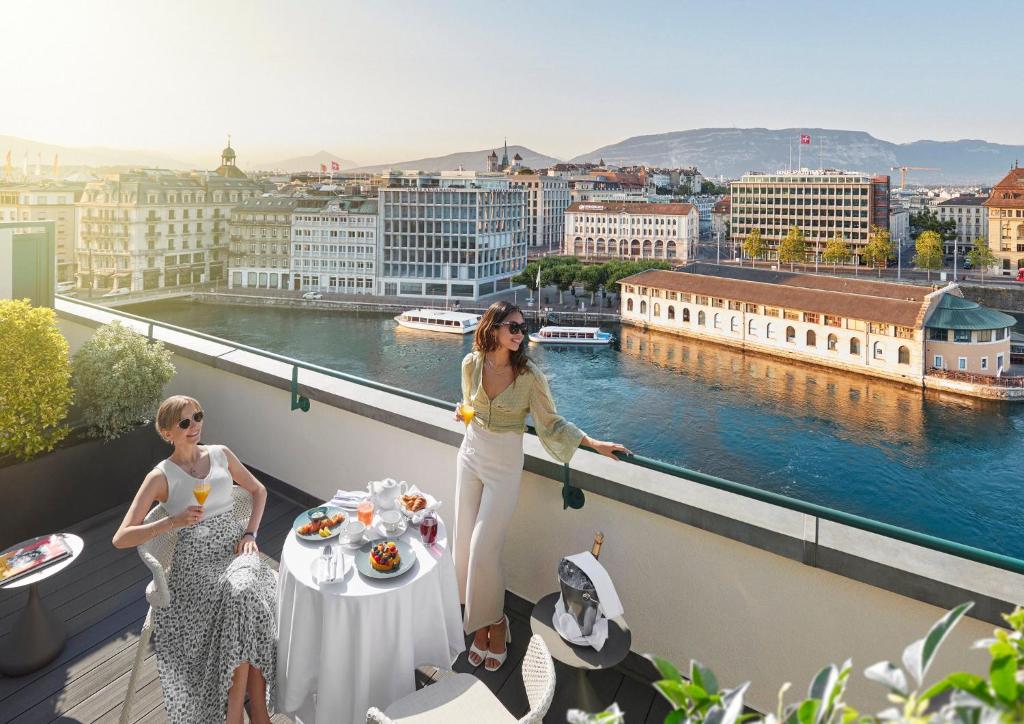 mandarin oriental geneva kobieta na tarasie z widokiem na zatokę