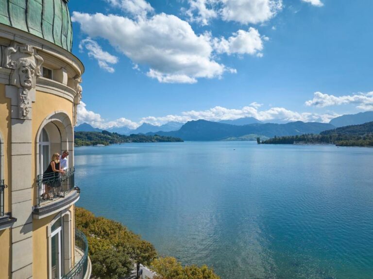 mandarin oriental palace luzern widok z balkonu na wodę i góry