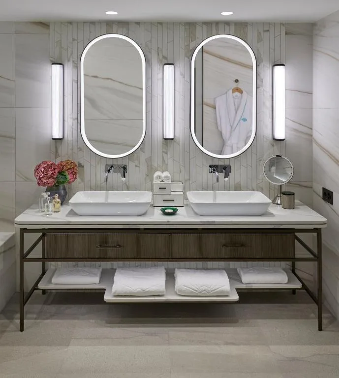 mandarin oriental palace luzern łazienka z dwoma zlewami, jasne kolory, stylowe oświetlenie1