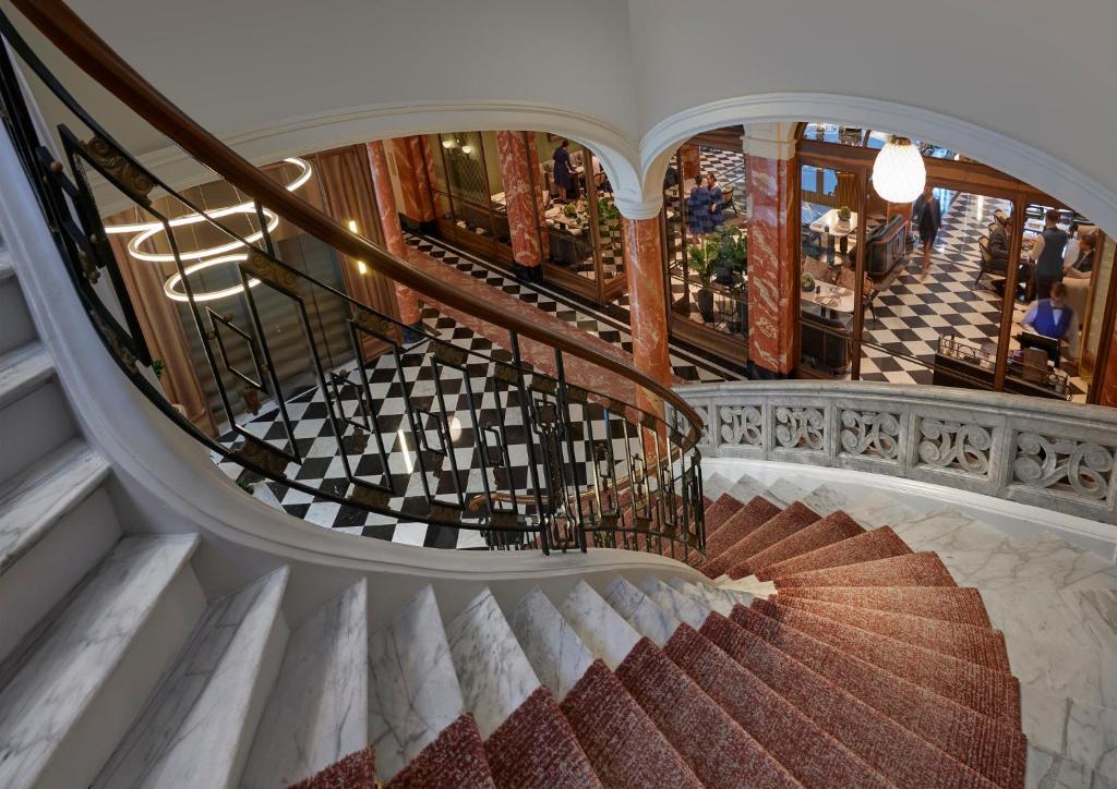 mandarin oriental palace luzern kręte schody w patio hotelowym - stylowy wygląd3