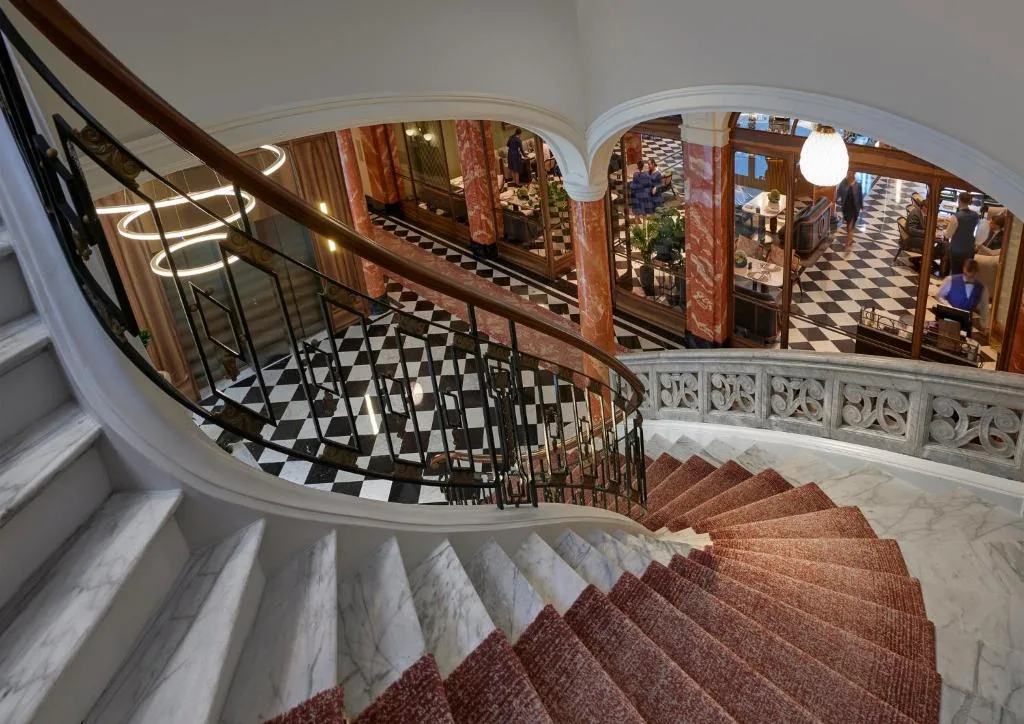 mandarin oriental palace luzern kręte schody w patio hotelowym - stylowy wygląd3