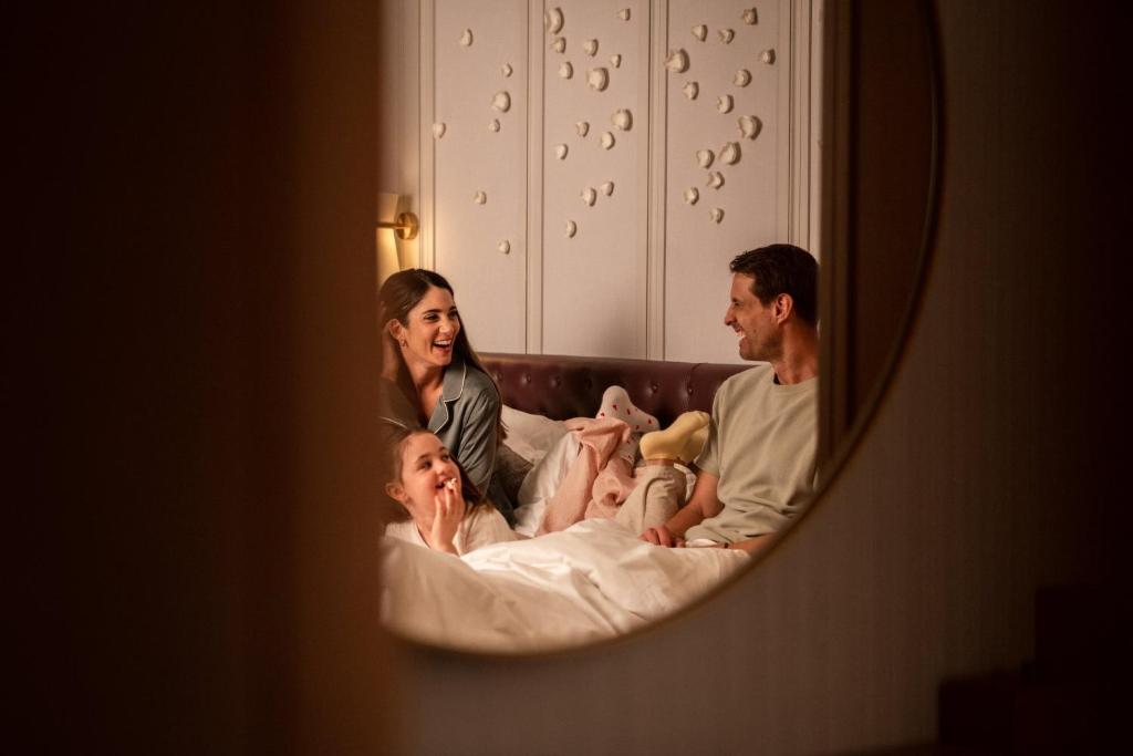 mandarin oriental palace luzern rodzina spędzająca czas w hotelowym pokoju4