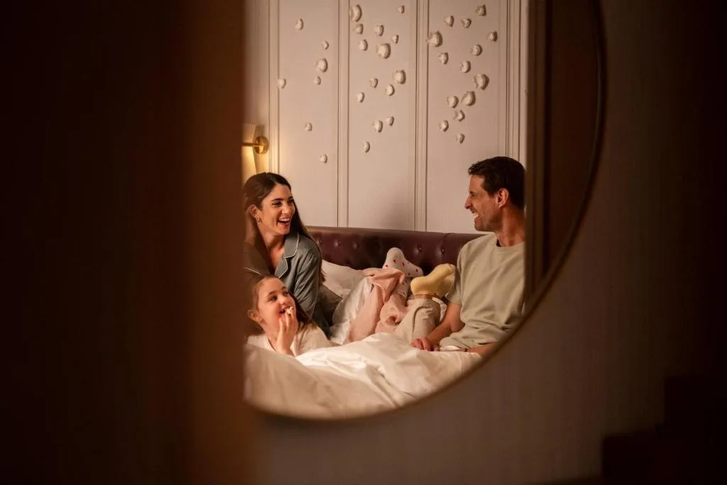 mandarin oriental palace luzern rodzina spędzająca czas w hotelowym pokoju4