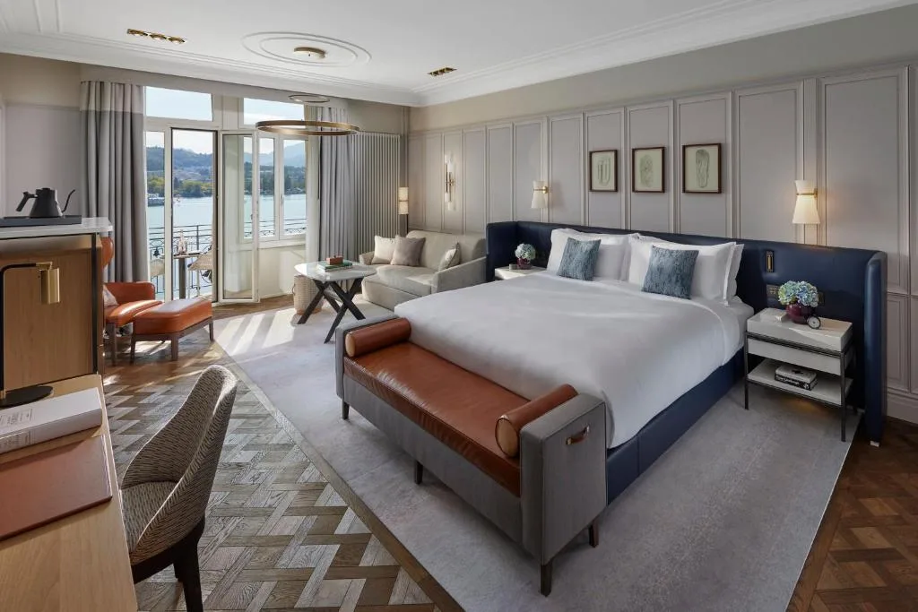 mandarin oriental palace luzern sypialnia hotelu, duże łóżko z wyjściem na balkon i widokiem