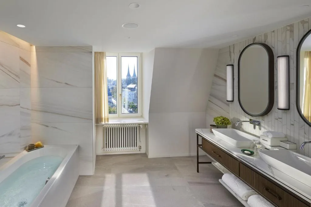mandarin oriental palace luzern łazienka z mniejszym oknem i wanną, widok na góry