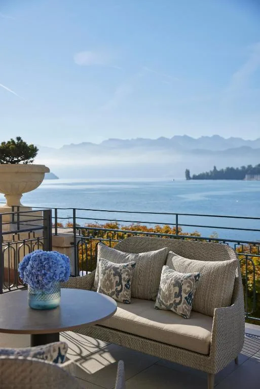 mandarin oriental palace luzern taras restauracyjny z widokiem na wodę i góry