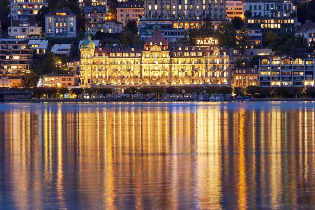 mandarin oriental palace luzern oświetlony budynek