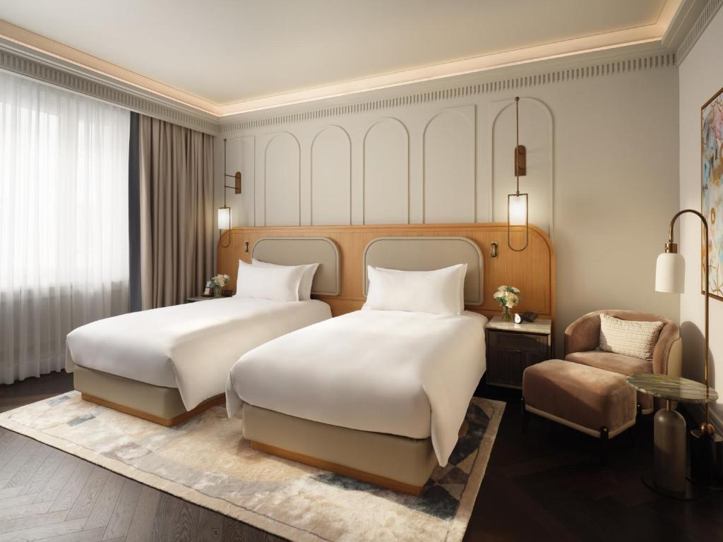 mandarin oriental vienna sypialnia z dwoma oddzielnymi łóżkami