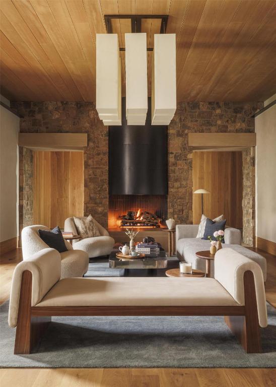 one&only moonlight basin stylowy loft w drewnie, z kominkiem