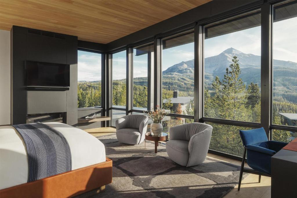 one&only moonlight basin sypialnia, duze okna z widokiem na gory