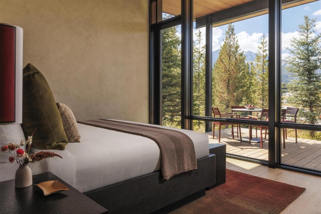 one&only moonlight basin montana sypialnia z widokiem na góry