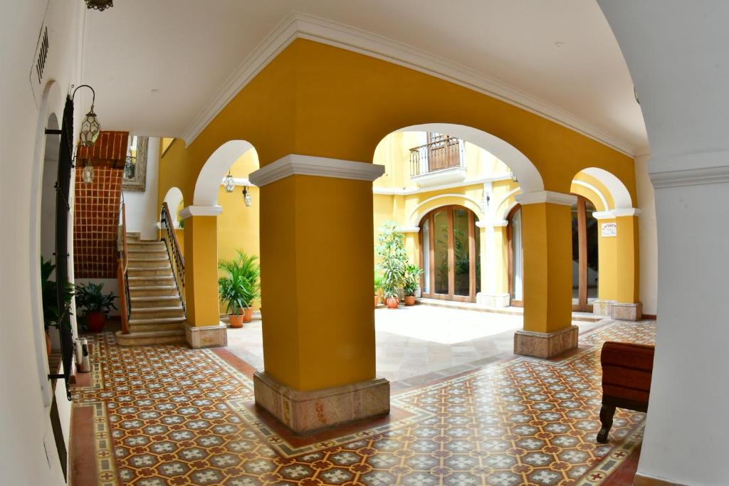 parador santa maria la real patio hotelowe sklepienie na zewnątrz