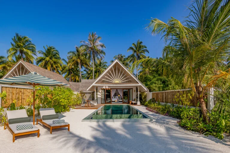 вилла Rah Gili Maldives с бассейном на пляже, передняя часть 02