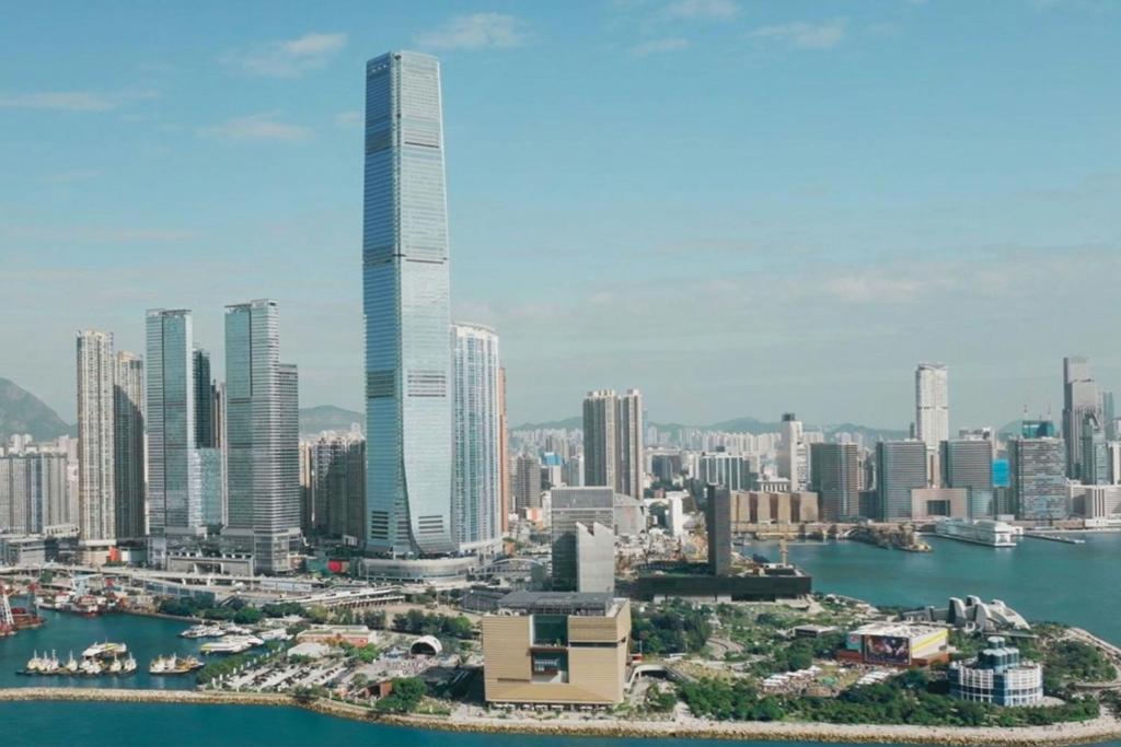 the ritz carlton hong kong budynek na tle innych wieżowców