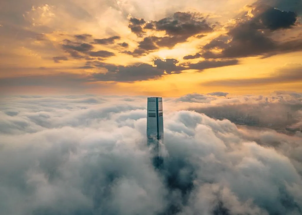 Отель Ritz Carlton Hong Kong, здание, окруженное облаками.