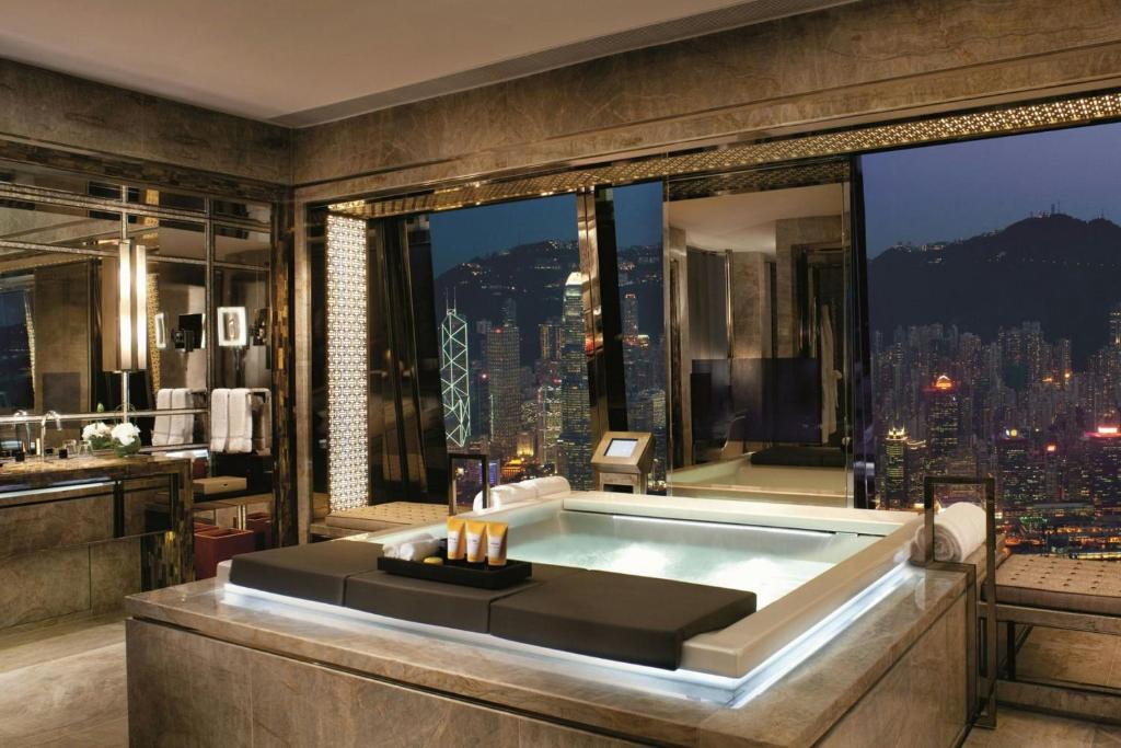 the ritz carlton hong kong jacuzzi po środku apartamentu z widokiem