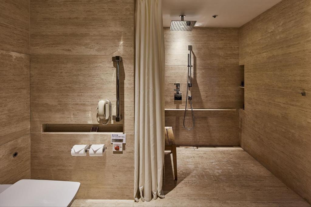 the ritz carlton hong kong lazienka w beżowych kolorach - duży prysznic